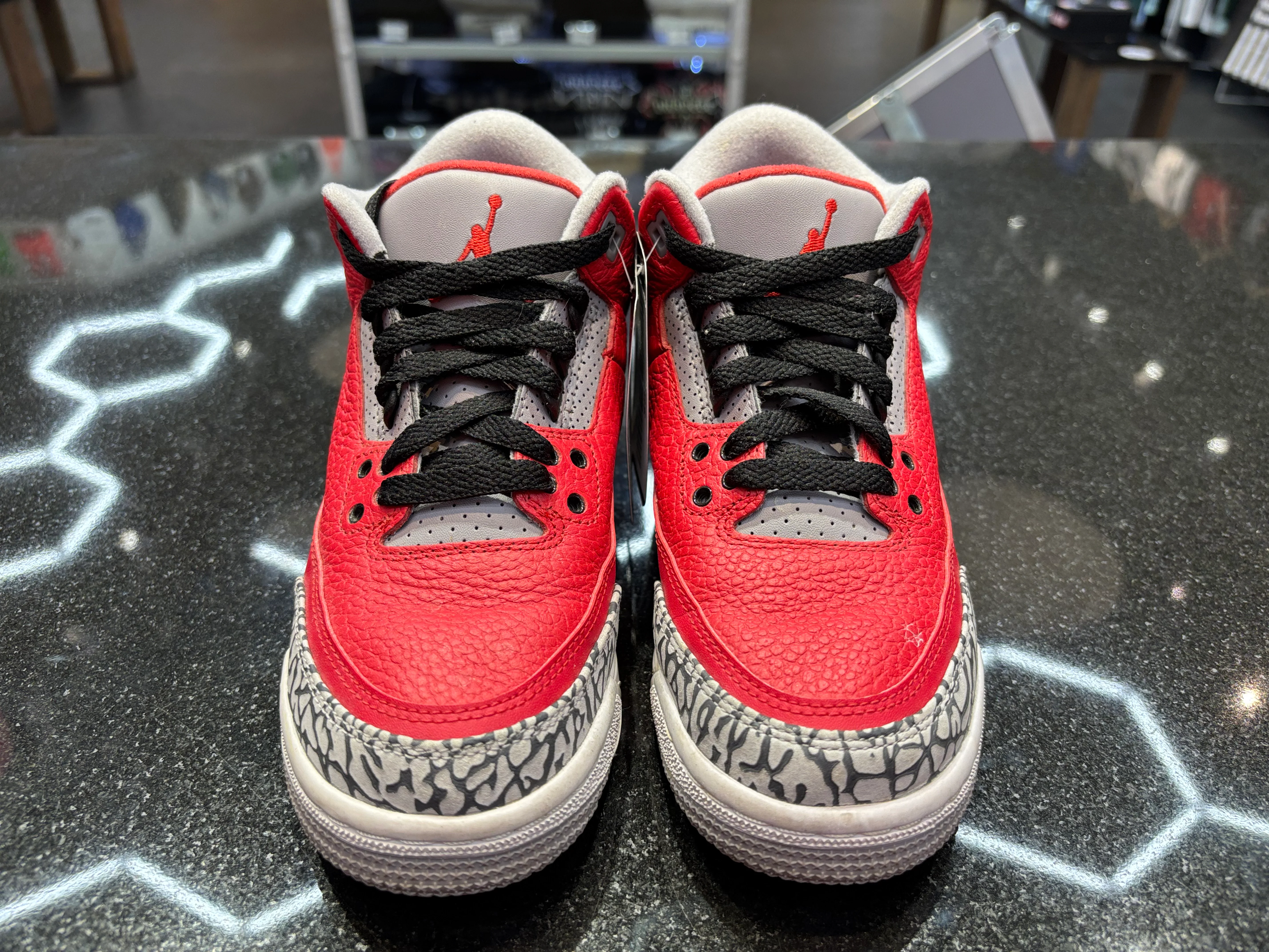 PRE OWNED Air Jordan Retro 3 "Red Cement" GS - Image 3